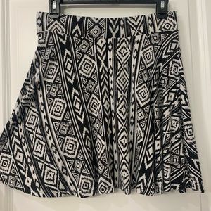 Decree black and white size large above-knee skirt